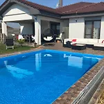 5 Izbovy Samostatny Stojaci Rodinny Dom S Podkrovim A Velkou Zahradou So Sezonnym Bazenom, Celorocnou Saunou A Virivkou, Privatny Wellness *