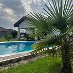 5 Izbovy Samostatny Stojaci Rodinny Dom S Podkrovim A Velkou Zahradou So Sezonnym Bazenom, Celorocnou Saunou A Virivkou, Privatny Wellness *