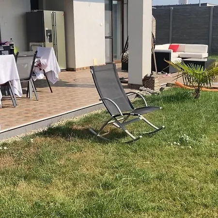5 Izbovy Samostatny Stojaci Rodinny Dom S Podkrovim A Velkou Zahradou So Sezonnym Bazenom, Celorocnou Saunou A Virivkou, Privatny Wellness Prázdninový dům *