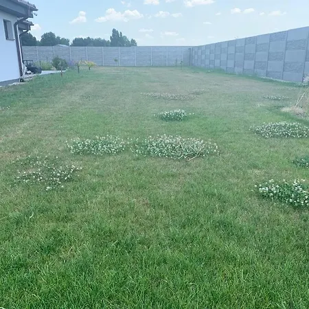 度假居 5 Izbovy Samostatny Stojaci Rodinny Dom S Podkrovim A Velkou Zahradou So Sezonnym Bazenom, Celorocnou Saunou A Virivkou-momentalne Pokazena- Od Augusta Bude Nova Na Dovolenku A Oddych Topolniky