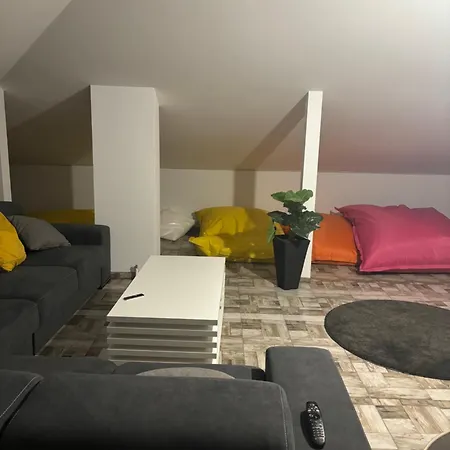 5 Izbovy Samostatny Stojaci Rodinny Dom S Podkrovim A Velkou Zahradou So Sezonnym Bazenom, Celorocnou Saunou A Virivkou, Privatny Wellness Prázdninový dům *
