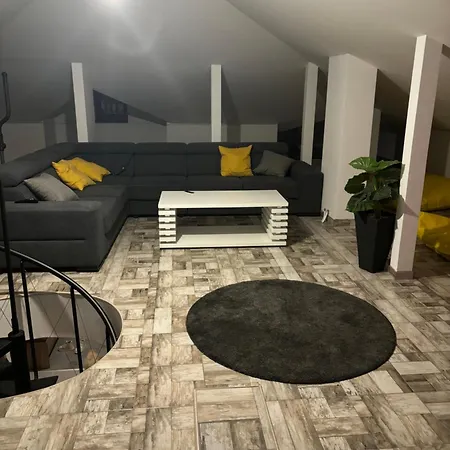 5 Izbovy Samostatny Stojaci Rodinny Dom S Podkrovim A Velkou Zahradou So Sezonnym Bazenom, Celorocnou Saunou A Virivkou, Privatny Wellness