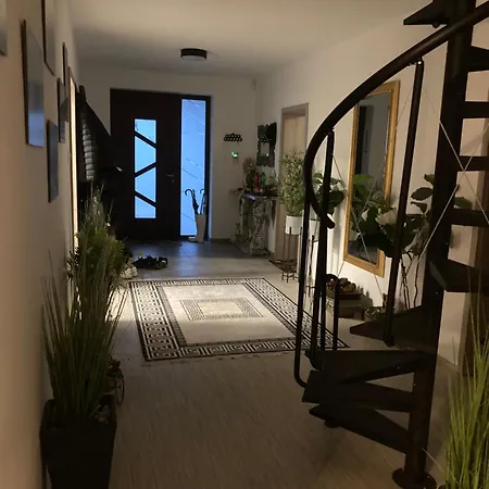 Prázdninový dům 5 Izbovy Samostatny Stojaci Rodinny Dom S Podkrovim A Velkou Zahradou So Sezonnym Bazenom, Celorocnou Saunou A Virivkou, Privatny Wellness Topolniky