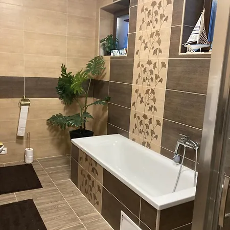 5 Izbovy Samostatny Stojaci Rodinny Dom S Podkrovim A Velkou Zahradou So Sezonnym Bazenom, Celorocnou Saunou A Virivkou, Privatny Wellness Prázdninový dům *
