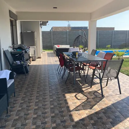 5 Izbovy Samostatny Stojaci Rodinny Dom S Podkrovim A Velkou Zahradou So Sezonnym Bazenom, Celorocnou Saunou A Virivkou, Privatny Wellness Feriehus