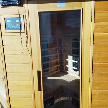 Prázdninový dům 5 Izbovy Samostatny Stojaci Rodinny Dom S Podkrovim A Velkou Zahradou So Sezonnym Bazenom, Celorocnou Saunou A Virivkou, Privatny Wellness