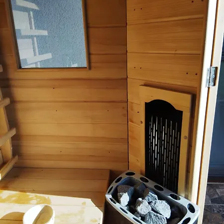 Prázdninový dům 5 Izbovy Samostatny Stojaci Rodinny Dom S Podkrovim A Velkou Zahradou So Sezonnym Bazenom, Celorocnou Saunou A Virivkou-momentalne Pokazena- Od Augusta Bude Nova Na Dovolenku A Oddych Topolniky