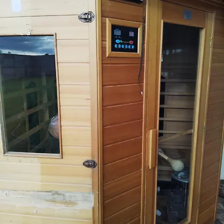 5 Izbovy Samostatny Stojaci Rodinny Dom S Podkrovim A Velkou Zahradou So Sezonnym Bazenom, Celorocnou Saunou A Virivkou, Privatny Wellness *