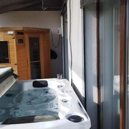 5 Izbovy Samostatny Stojaci Rodinny Dom S Podkrovim A Velkou Zahradou So Sezonnym Bazenom, Celorocnou Saunou A Virivkou, Privatny Wellness Feriehus Topolniky