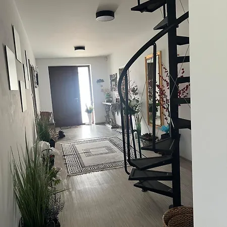 5 Izbovy Samostatny Stojaci Rodinny Dom S Podkrovim A Velkou Zahradou So Sezonnym Bazenom, Celorocnou Saunou A Virivkou, Privatny Wellness Prázdninový dům