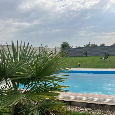 Feriehus 5 Izbovy Samostatny Stojaci Rodinny Dom S Podkrovim A Velkou Zahradou So Sezonnym Bazenom, Celorocnou Saunou A Virivkou, Privatny Wellness Topolniky