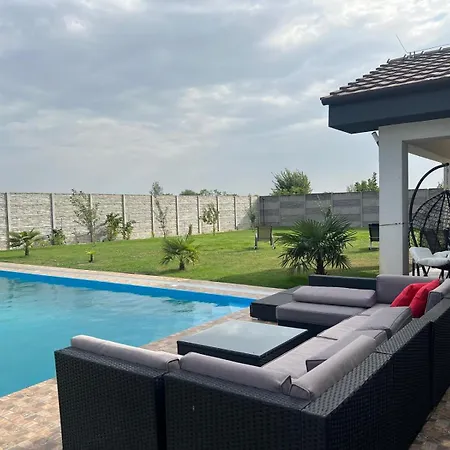 5 Izbovy Samostatny Stojaci Rodinny Dom S Podkrovim A Velkou Zahradou So Sezonnym Bazenom, Celorocnou Saunou A Virivkou, Privatny Wellness Topolniky