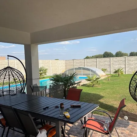 5 Izbový Samostatný Stojaci Rodinný Dom S Podkrovím A Veľkou Záhradou So Sezónnym Bazénom, Celoročnou Saunou A Vírivkou, Privátny Wellness Hébergement de vacances *