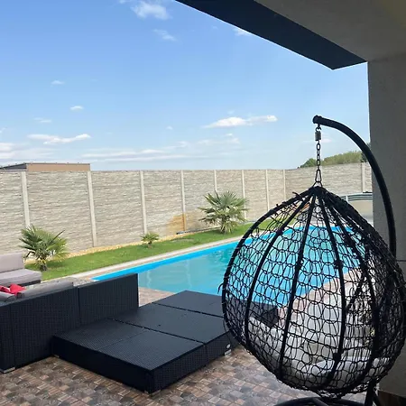 Holiday home 5 Izbovy Samostatny Stojaci Rodinny Dom S Podkrovim A Velkou Zahradou So Sezonnym Bazenom, Celorocnou Saunou A Virivkou, Privatny Wellness Topolniky