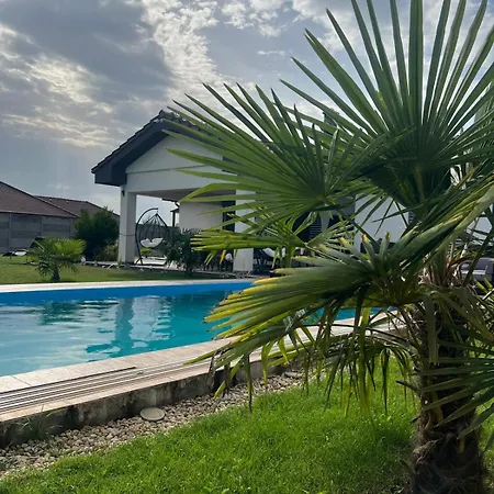 5 Izbovy Samostatny Stojaci Rodinny Dom S Podkrovim A Velkou Zahradou So Sezonnym Bazenom, Celorocnou Saunou A Virivkou, Privatny Wellness *