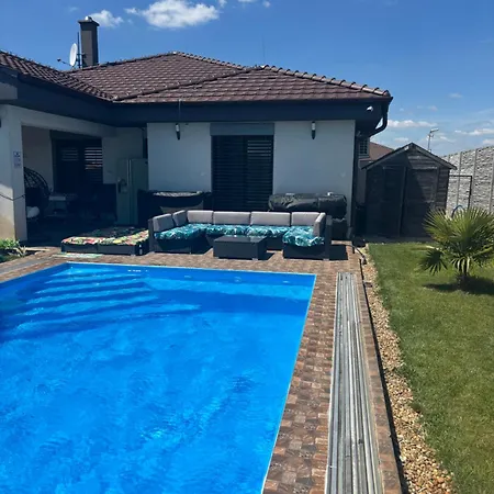 Prázdninový dům 5 Izbovy Samostatny Stojaci Rodinny Dom S Podkrovim A Velkou Zahradou So Sezonnym Bazenom, Celorocnou Saunou A Virivkou, Privatny Wellness