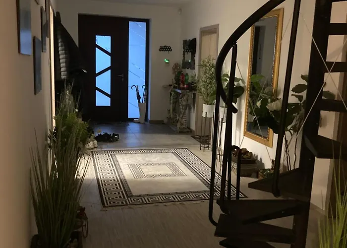 Holiday home 5 Izbovy Samostatny Stojaci Rodinny Dom S Podkrovim A Velkou Zahradou So Sezonnym Bazenom, Celorocnou Saunou A Virivkou, Privatny Wellness Topolniky