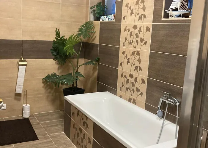 5 Izbovy Samostatny Stojaci Rodinny Dom S Podkrovim A Velkou Zahradou So Sezonnym Bazenom, Celorocnou Saunou A Virivkou, Privatny Wellness Holiday home *