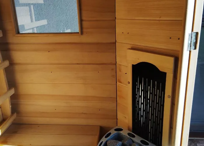 Holiday home 5 Izbovy Samostatny Stojaci Rodinny Dom S Podkrovim A Velkou Zahradou So Sezonnym Bazenom, Celorocnou Saunou A Virivkou, Privatny Wellness Topolniky