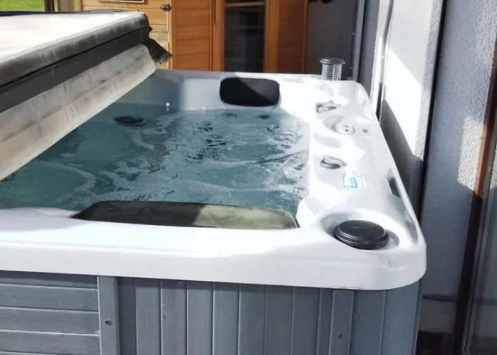 5 Izbovy Samostatny Stojaci Rodinny Dom S Podkrovim A Velkou Zahradou So Sezonnym Bazenom, Celorocnou Saunou A Virivkou, Privatny Wellness * Topolniky