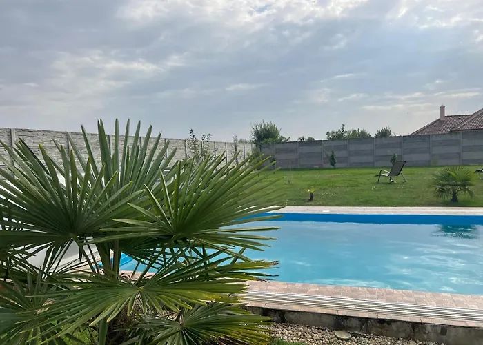 Holiday home 5 Izbovy Samostatny Stojaci Rodinny Dom S Podkrovim A Velkou Zahradou So Sezonnym Bazenom, Celorocnou Saunou A Virivkou, Privatny Wellness Topolniky