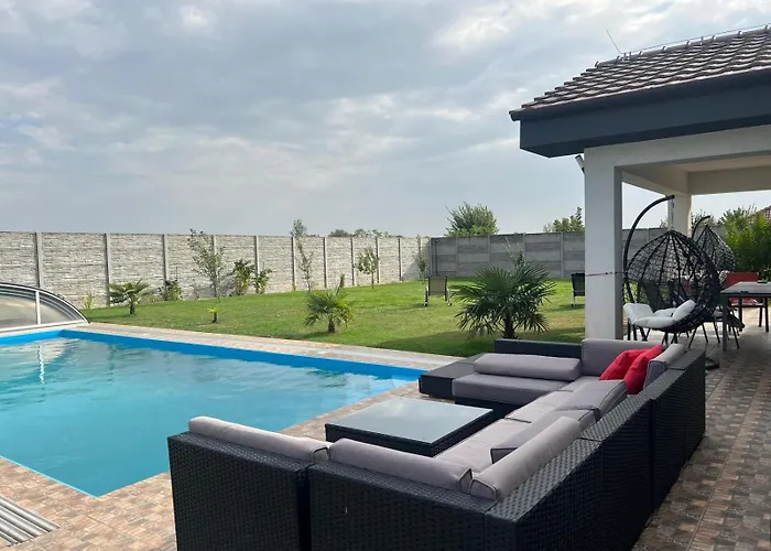 5 Izbovy Samostatny Stojaci Rodinny Dom S Podkrovim A Velkou Zahradou So Sezonnym Bazenom, Celorocnou Saunou A Virivkou, Privatny Wellness Topolniky