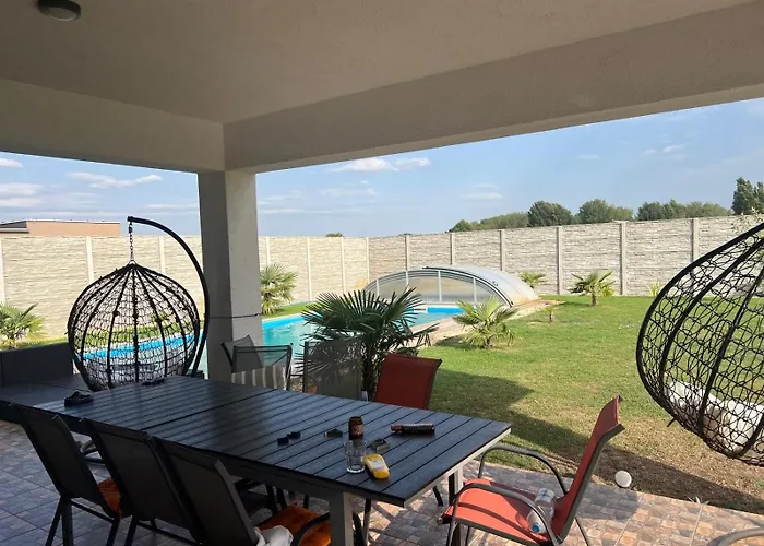 5 Izbovy Samostatny Stojaci Rodinny Dom S Podkrovim A Velkou Zahradou So Sezonnym Bazenom, Celorocnou Saunou A Virivkou, Privatny Wellness Holiday home *