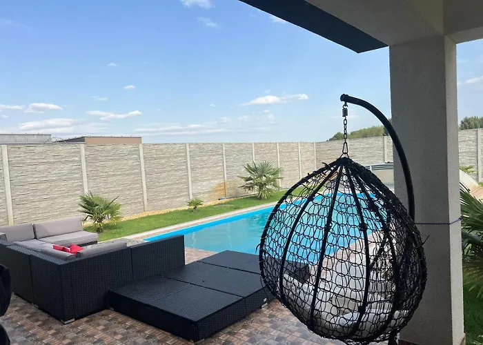 Holiday home 5 Izbovy Samostatny Stojaci Rodinny Dom S Podkrovim A Velkou Zahradou So Sezonnym Bazenom, Celorocnou Saunou A Virivkou, Privatny Wellness Topolniky