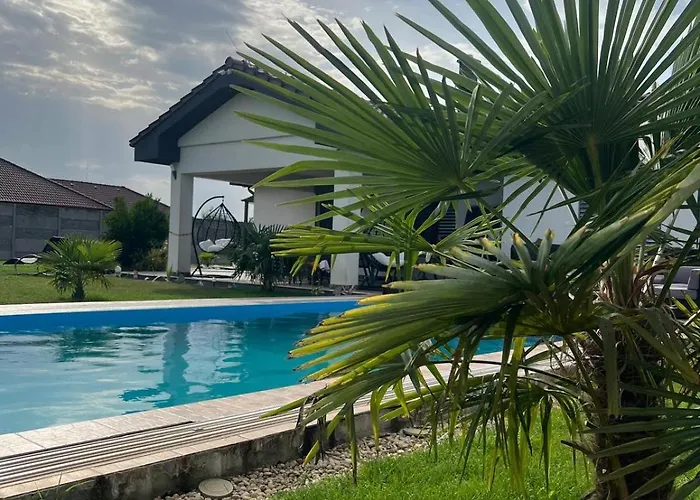 5 Izbovy Samostatny Stojaci Rodinny Dom S Podkrovim A Velkou Zahradou So Sezonnym Bazenom, Celorocnou Saunou A Virivkou, Privatny Wellness *